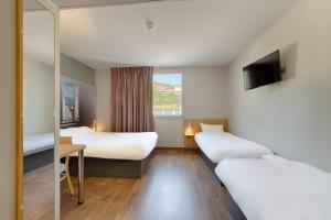 Łóżko lub łóżka w pokoju w obiekcie B&B HOTEL Marseille Aéroport Saint-Victoret
