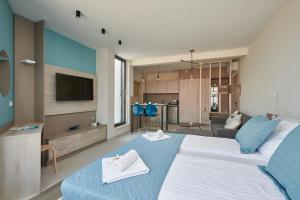 Cet appartement comprend une chambre avec deux lits et un salon. dans l'établissement Tiffany Apartments, à Cavtat