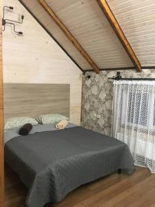 1 dormitorio con 1 cama grande en una habitación en Файно Є en Mykulychyn