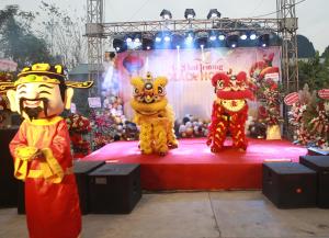 tres marionetas chinas en un escenario en un evento en Olala Hotel en Cẩm Phả