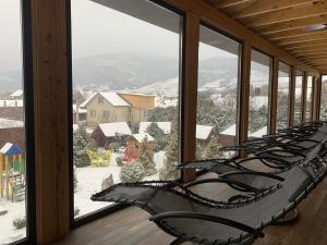 een rij stoelen in een kamer met een groot raam bij SPA Hotel Zhyva Voda in Mizhhirya