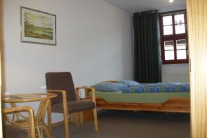 - une chambre avec un lit, une table et des chaises dans l'établissement Alte Posthalterei, à Stolberg