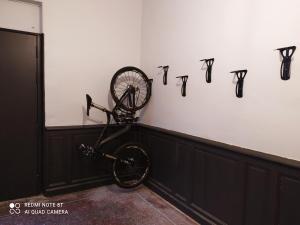 una bicicleta está colgando en una pared con números en ella en Le Selamat, Logis XXL au calme avec Terrasse, en Carcassonne