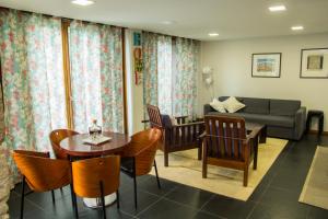 阿瑪里斯的住宿－卡薩德羅馬奧酒店，客厅配有沙发和桌椅
