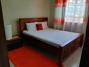 Kama o mga kama sa kuwarto sa Jayson Furnished Apartment, Nairobi