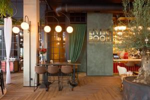 布克维Mountain Residence Apartments & Chalet的一间在房间带桌子和凳子的餐厅