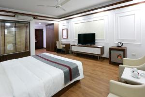 Habitación de hotel con cama y TV en Olala Hotel en Cẩm Phả