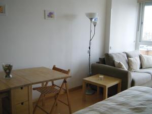 - un salon avec un canapé et une table dans l'établissement Madrid Studio Apartments, à Madrid