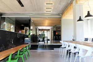 Ο χώρος του lounge ή του μπαρ στο ecoSuites