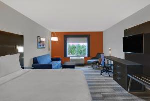 TV a/nebo společenská místnost v ubytování Holiday Inn Express Atmore, an IHG Hotel