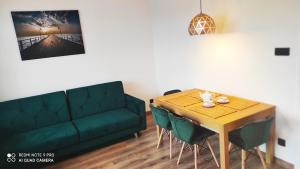 Część wypoczynkowa w obiekcie Apartament Karlikowska z widokiem na morze