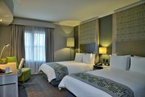 Holiday Inn Johannesburg OR Tambo Airport Hotel by IHG客房内的一张或多张床位