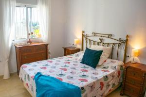 Posteľ alebo postele v izbe v ubytovaní Villa Elissa with 3 bedrooms andpool and views close to Conil + 16 fotografií