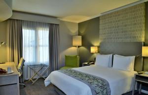 Holiday Inn Johannesburg OR Tambo Airport Hotel by IHG客房内的一张或多张床位