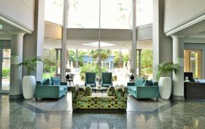 Holiday Inn Johannesburg OR Tambo Airport Hotel by IHG的休息区