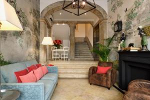 salon z niebieską kanapą i schodami w obiekcie Alecrim ao Chiado w Lizbonie