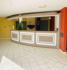 un vestíbulo con un mostrador con dos puertas blancas en Résidence de la baie 2 - BLEU SOLEIL TARTANE, en La Trinité