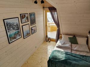 Llit o llits en una habitació de Domki Widokówka