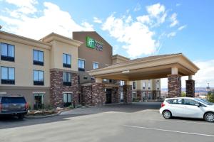 ein Hotel mit einem Auto auf einem Parkplatz in der Unterkunft Holiday Inn Express & Suites Page - Lake Powell Area, an IHG Hotel in Page