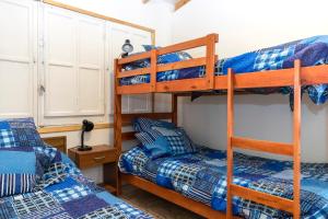 2 literas en una habitación con 2 camas en Parcela Paso del León (Cabañas), en Olmué