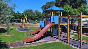 Ο χώρος παιχνιδιού για παιδιά στο Hotel La Masia