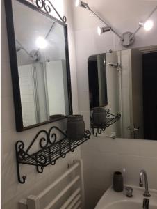 bagno con lavandino e specchio di APPARTEMENT 804 a Le Dévoluy