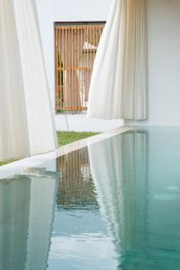 Bazén v ubytování ecoSuites nebo v jeho okolí
