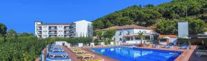 Πισίνα στο ή κοντά στο Hotel La Masia