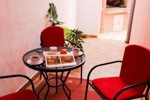 una mesa con dos sillas y una bandeja de comida. en Apartments Bibic, en Vodice