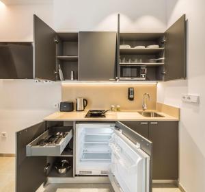 Mon Suites Benlliure的厨房或小厨房