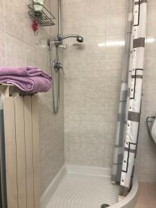 un bagno con doccia con tenda da doccia di Villa l'Uliveta a Montecatini Terme Altre 54 foto