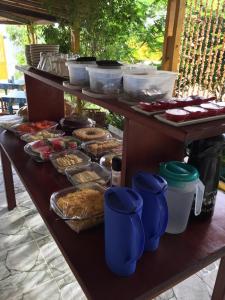 een tafel gevuld met veel eten bovenop bij Pousada Maré in Ponta do Mel