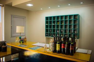 a room with a counter with bottles of wine at WISZ-V in Belén