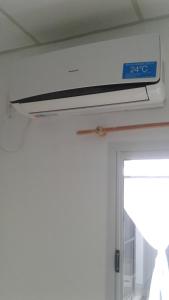 Ventilador de aire en una habitación con ventana en Bienvenidos a mi casa en Chajarí