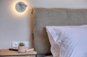una camera da letto con un letto con una lampada a muro di Canna Villa a Vamos
