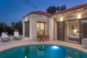 eine Terrasse mit Pool und ein Haus in der Unterkunft Canna Villa in Vamos