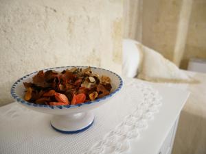 eine Schüssel mit getrockneten Blumen auf einem Tisch in der Unterkunft Casa Sant'Agata in Laterza