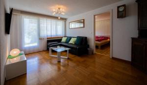 a living room with a couch and a table at Ferienwohnung Selinda in Niederried