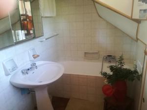 W łazience znajduje się umywalka i wanna. w obiekcie Casa della Gioia w mieście Castelveccana +37 zdjęć