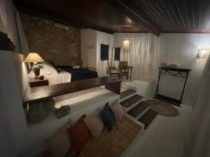 ピパにあるKûara Pipaのベッドルーム1室(ベッド1台、ランプ付きテーブル付)