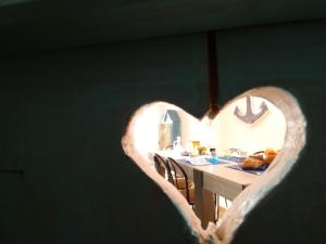 a room with a table with a heart shaped wall at La Surprise in Étaples