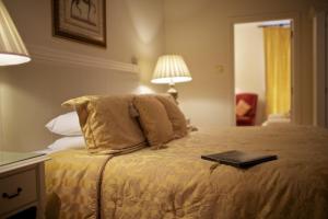 Llit o llits en una habitació de WatersEdge Hotel