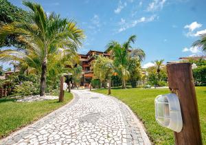 a cobblestone path in front of a resort at Hotel Eco Atlântico in Praia do Forte
