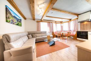 uma sala de estar com um sofá e uma mesa em Haus Veronika em Sölden