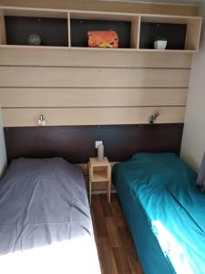 En eller flere senge i et værelse på Camping Parc des 7 Fonts