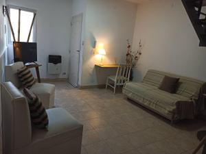 ein Wohnzimmer mit einem Sofa, einem Bett und einem Schreibtisch in der Unterkunft Alquiler Temporario Junin in Junín
