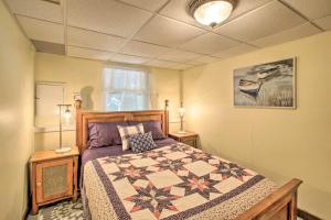 En eller flere senge i et værelse på Luxe Riverfront Cottage with Dock by Lake Horace!
