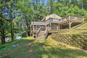 Imagen de la galería de Luxe Riverfront Cottage with Dock by Lake Horace!, en Weare