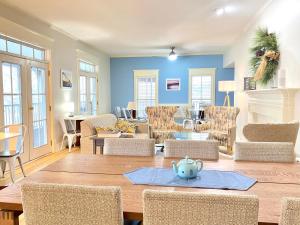 een woonkamer met een tafel en stoelen bij Harbor House Inn in Grand Haven