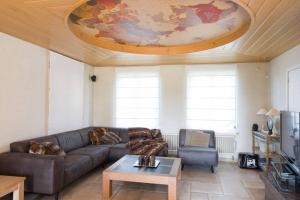 uma sala de estar com um sofá e uma mesa em Paradise of Dreams em Sint-Laureins